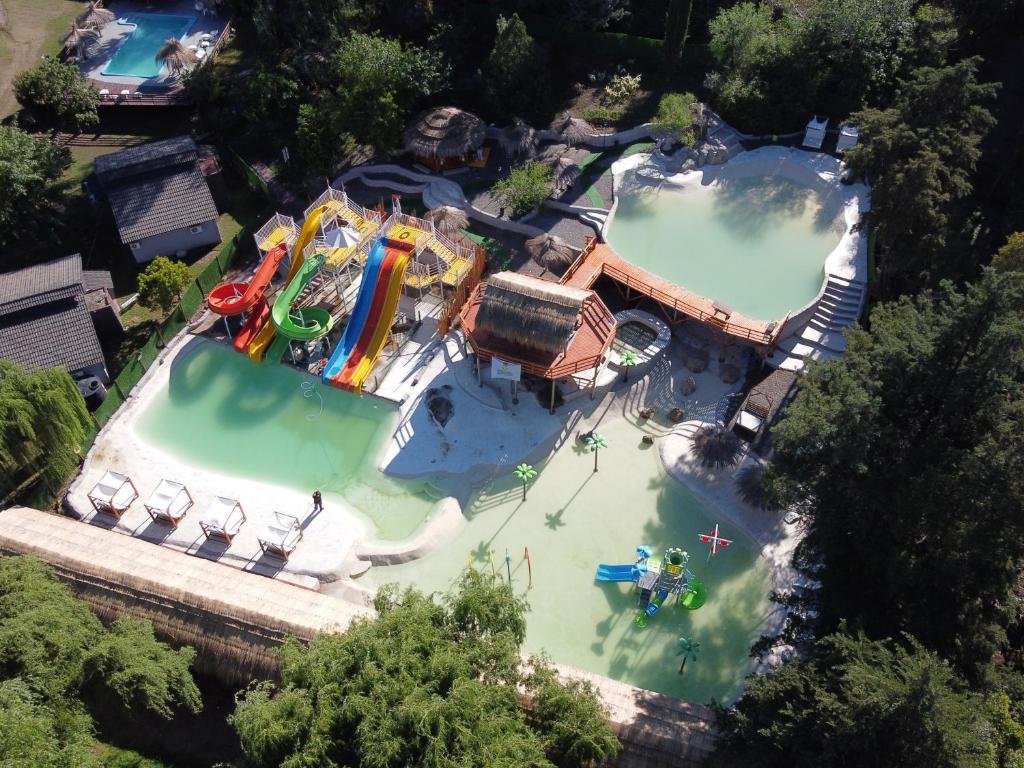 een uitzicht over een groot waterpark bij Hotel y Cabañas Capri in Villa Carlos Paz