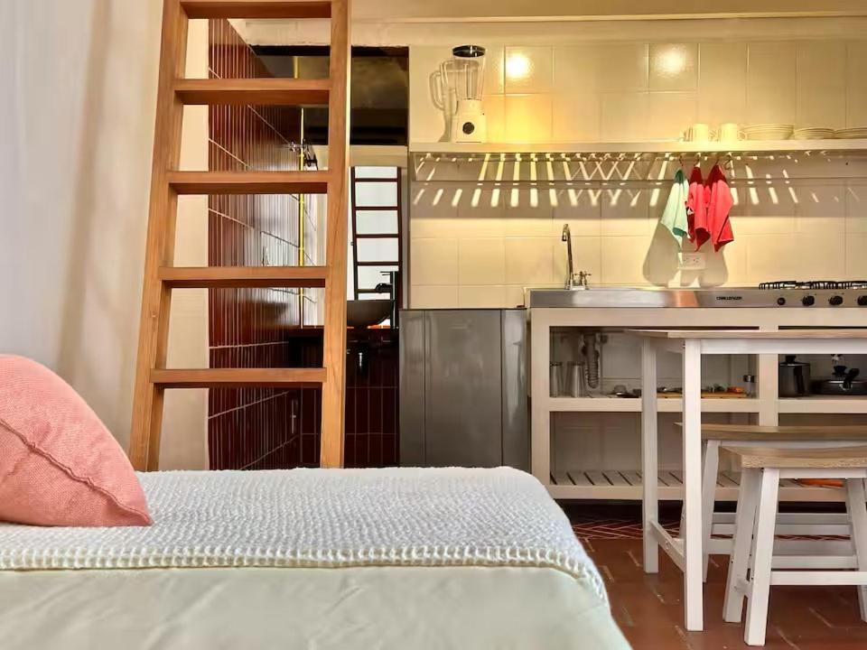 a kitchen with a bunk bed in a room at Runa Barichara in Barichara