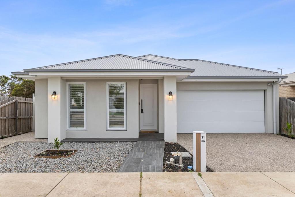 un rendu d'une maison avec un garage dans l'établissement Luxe Coastal Retreat, à St Leonards