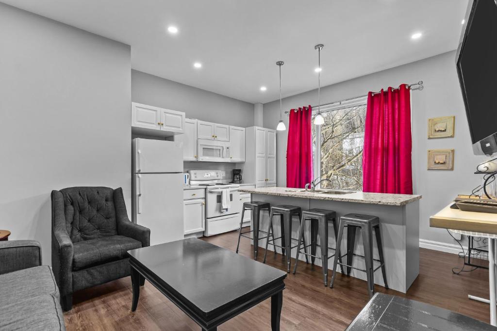 Køkken eller tekøkken på Modern 2BR W&D Wi-Fi Parking