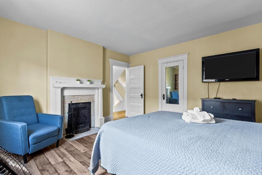 Et tv og/eller underholdning på Pet-Friendly 2BR Wi-Fi Parking