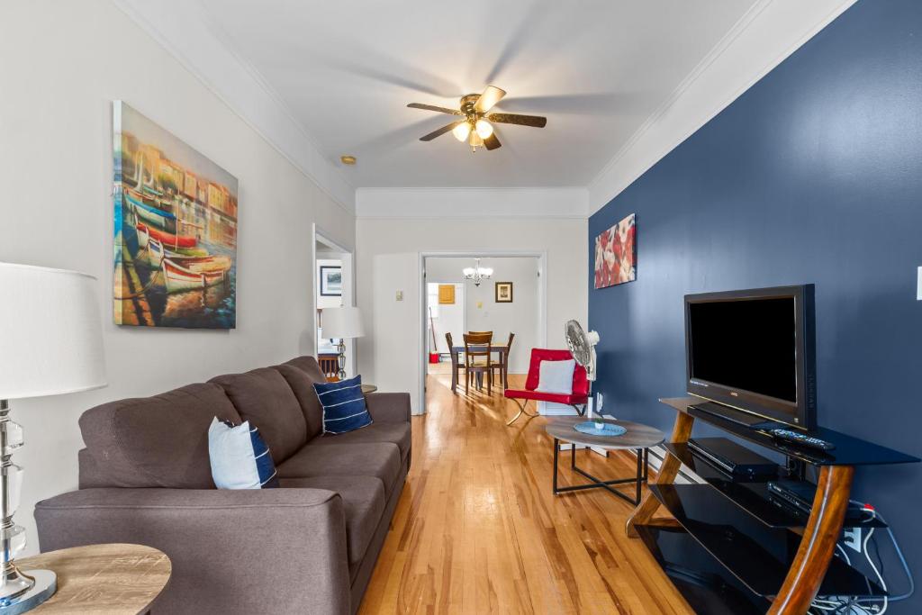 een woonkamer met een bank en een flatscreen-tv bij Charming 2BR Wi-Fi Off-Street Parking in St. John's