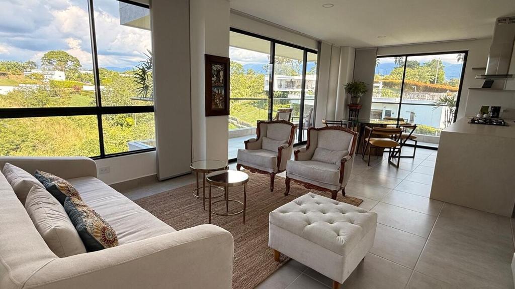 a living room with a couch and chairs and a table at Apartamento Campestre 6 Pax in Armenia