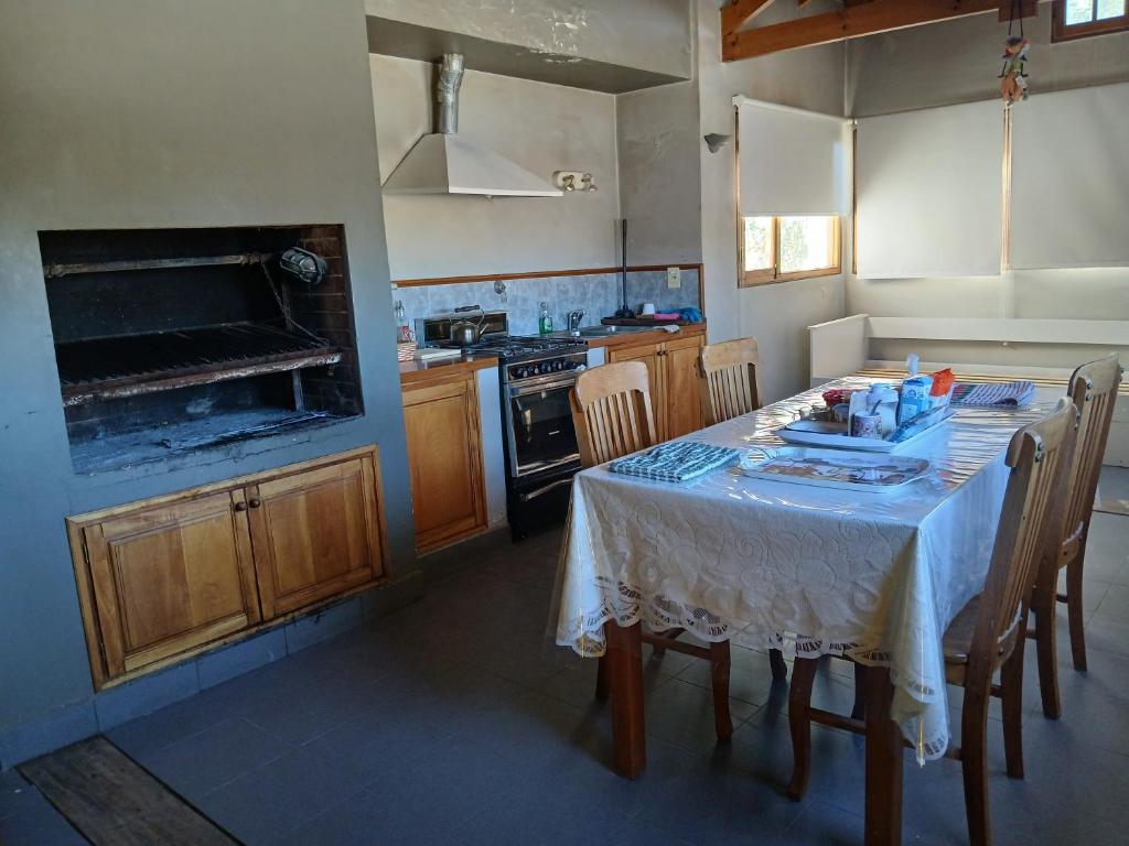 - une cuisine avec une table, des chaises et une cuisinière dans l'établissement Franchesco apart familiar, à Trelew