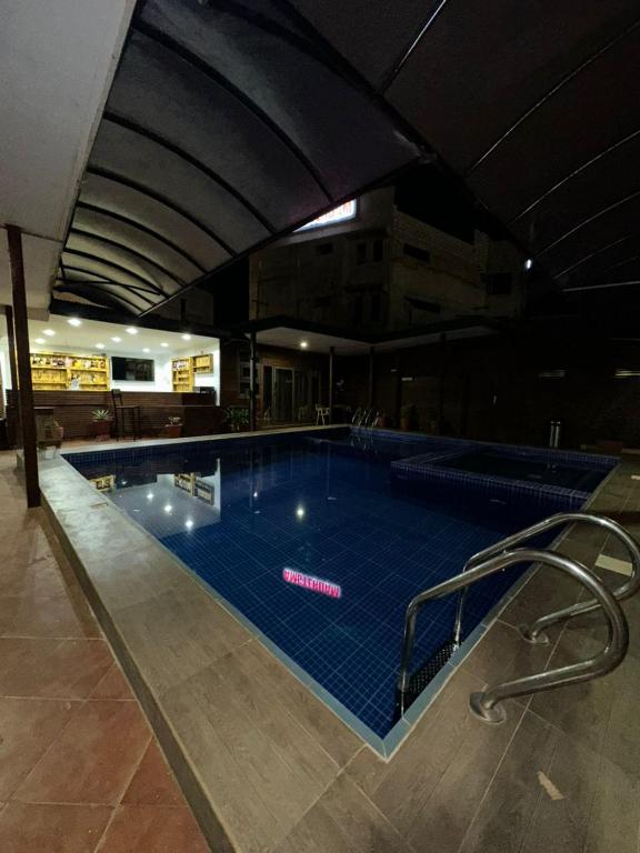 Swimmingpoolen hos eller tæt på Leshrine Executive Beach Club