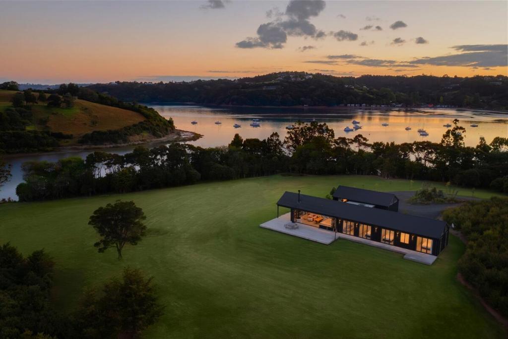 een luchtzicht op een huis op een gazon naast een rivier bij Bishop's Lane in Sandspit