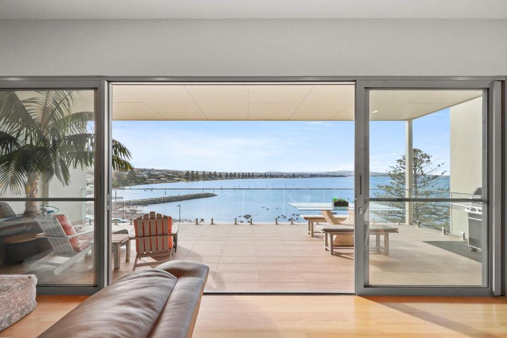 een woonkamer met uitzicht op het water bij The Bluff Villa 4-121 Franklin Pde Encounter Bay - Linen Included in Encounter Bay