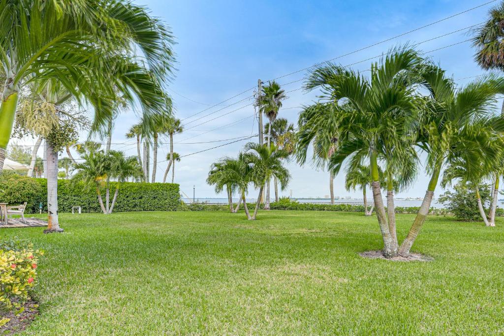 einen Park mit Palmen und dem Meer im Hintergrund in der Unterkunft Jensen Beach Indian River Waterfront Retreat in Eden