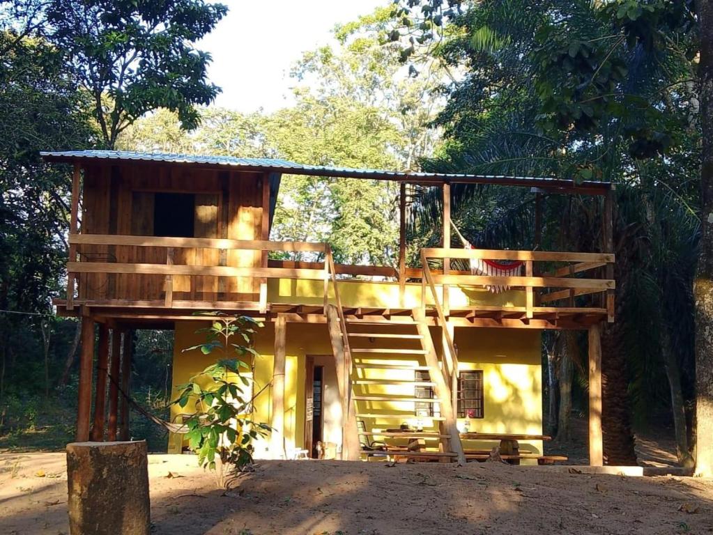 una casa sull'albero in mezzo a una foresta di Castelo dos Caramujos a Anastácio