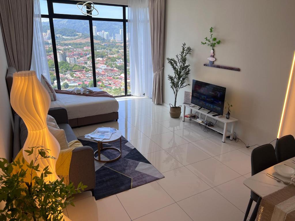 TV a/nebo společenská místnost v ubytování Georgetown#Beacon Executive Suite SkyPool#Luxury&Glamorous Suite#2BR#Living Room with Queen Bed