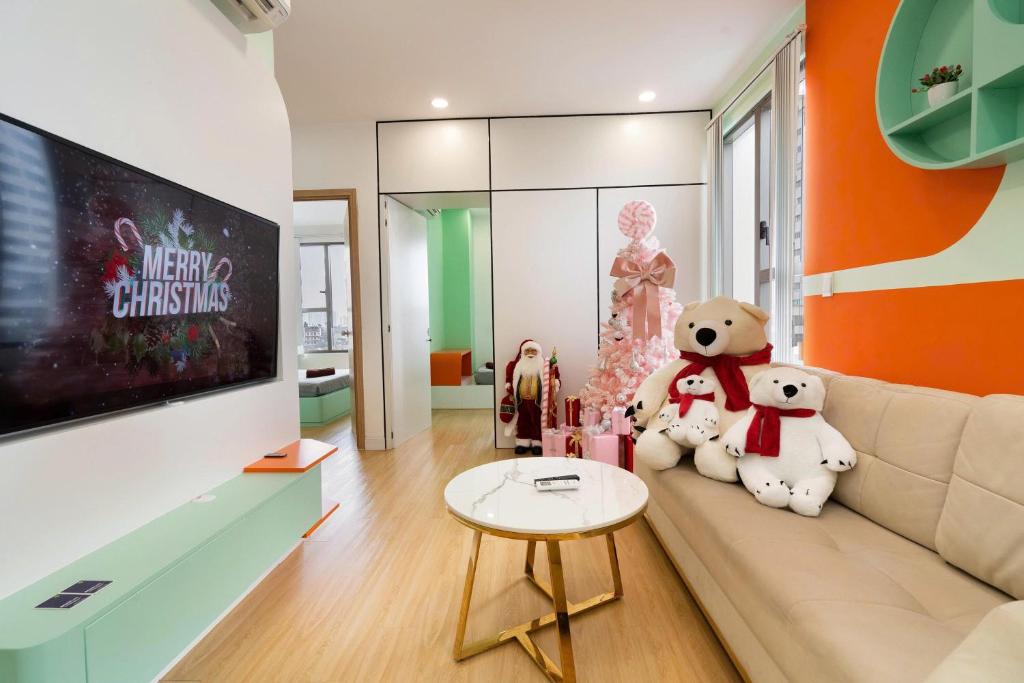 un soggiorno con due orsacchiotti seduti su un divano di Citizen apartment - rivergate ad Ho Chi Minh