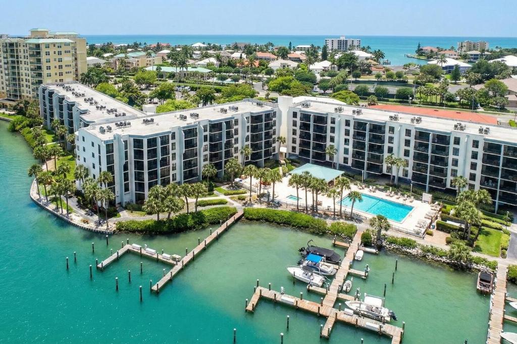 eine Luftaufnahme eines Resorts mit einem Yachthafen in der Unterkunft Waterfront Island Oasis! Heated Pool with Stunning View & 2 Full Bath in Marco Island