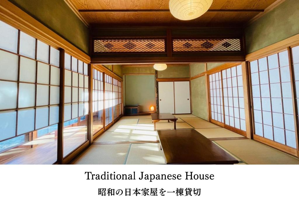 ein japanisches Haus mit einem Zimmer mit Fenstern in der Unterkunft Cotori 小鳥村 - Traditional Japanese House - Private Stay in Izu