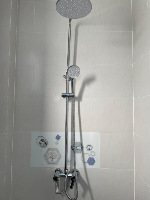 een douche met een douchekop in een badkamer bij Hotel CÂY THỊ - Tây Ninh in Tây Ninh