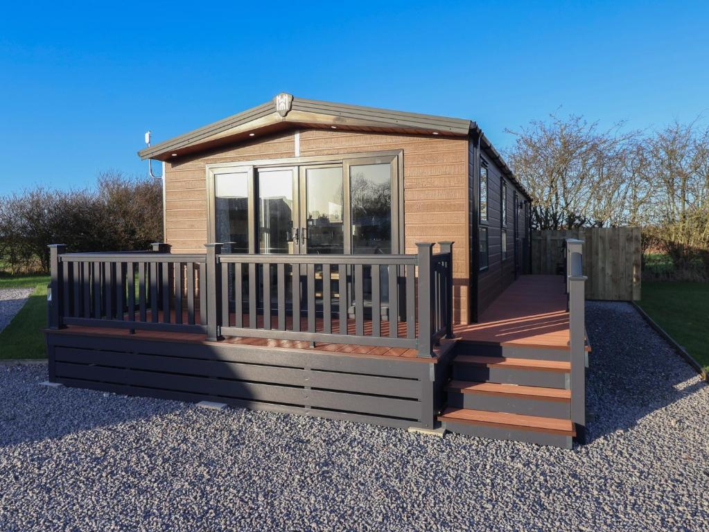een tiny house met een veranda en een trap bij Meadows Park 3 in Hull