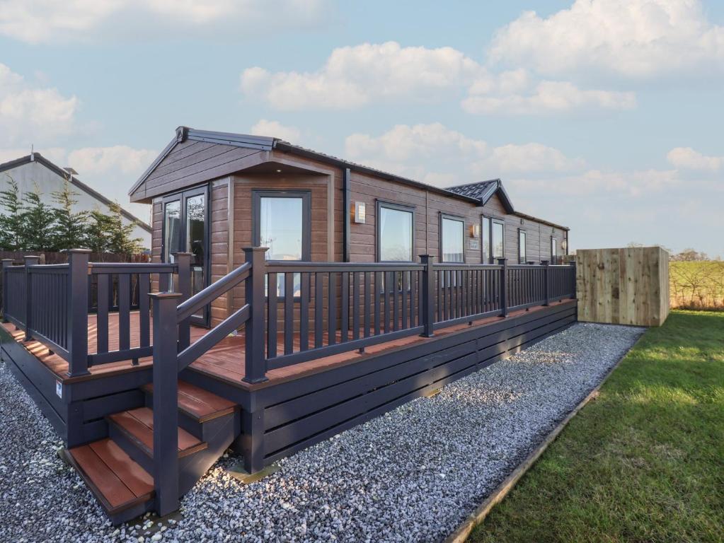 een modulair huis met een terras en hek bij Meadows Park 5 in Hull