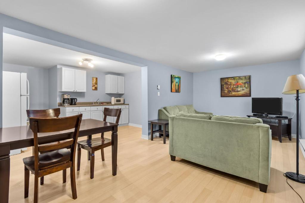 Kuchyň nebo kuchyňský kout v ubytování Cozy 2BR Loft Fast WiFi Parking