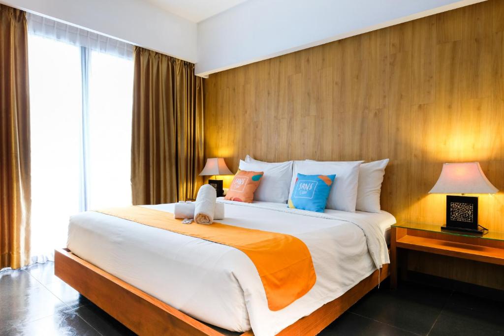 En eller flere senge i et værelse på Sans Vibes Hotel Seminyak