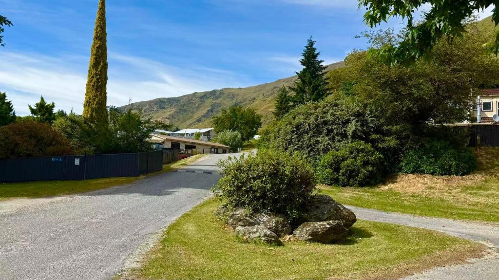 een weg voor een huis met een struik bij Mt Aspiring Home in Wanaka