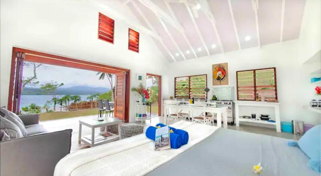 un soggiorno con un divano e un tavolo di Solace On Moso a Moso Island