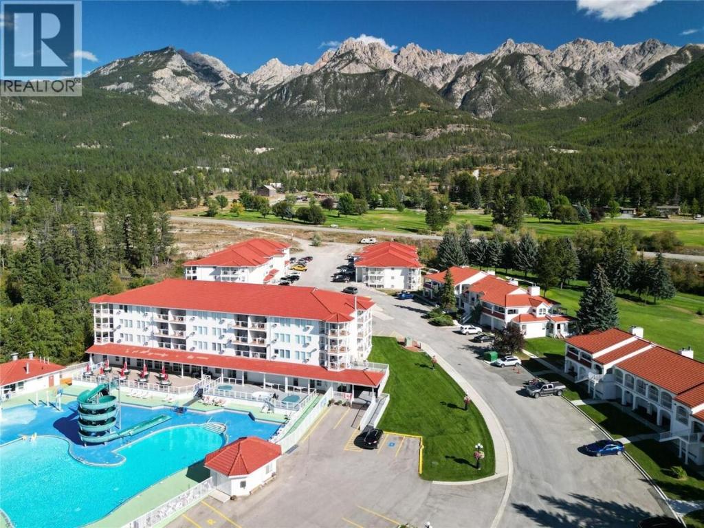 een luchtzicht op een resort met een zwembad en bergen bij Cozy getaway with a view! in Fairmont Hot Springs