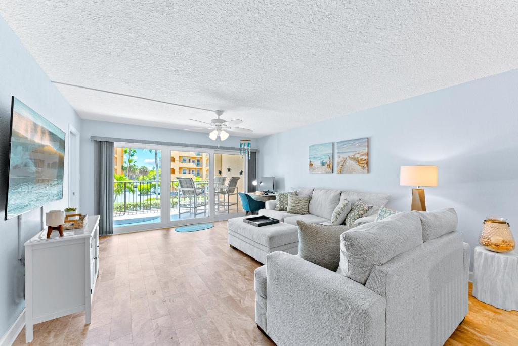 een woonkamer met een bank en een tafel bij Canaveral Sands 4202 in Cape Canaveral