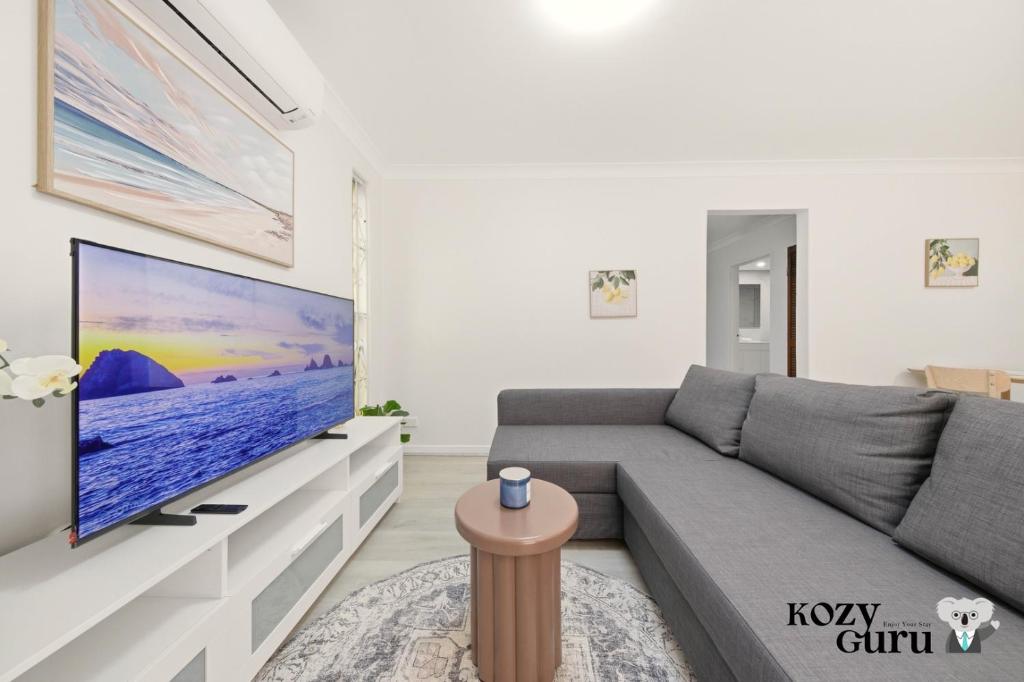 Et tv og/eller underholdning på KozyGuru | Cabramatta | Spacious Family Townhouse