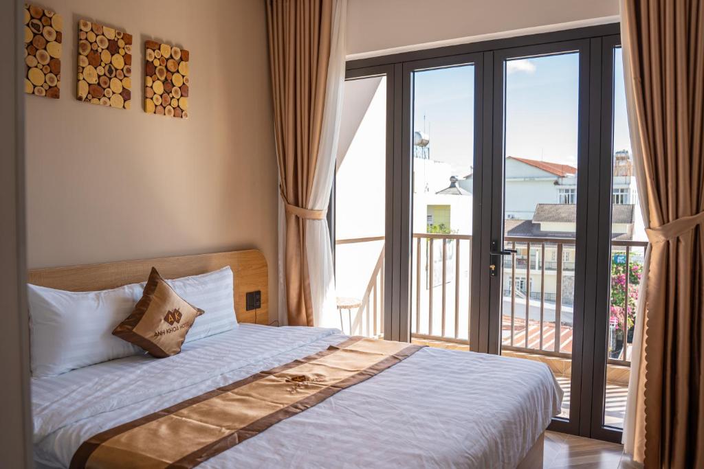 En eller flere senge i et værelse på Anh Khoa Hotel