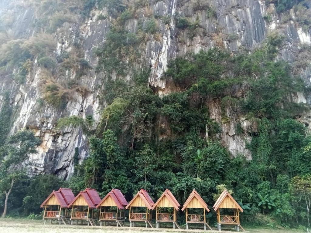 a row of huts in front of a mountain at Phathokcamping in Ban Phathok