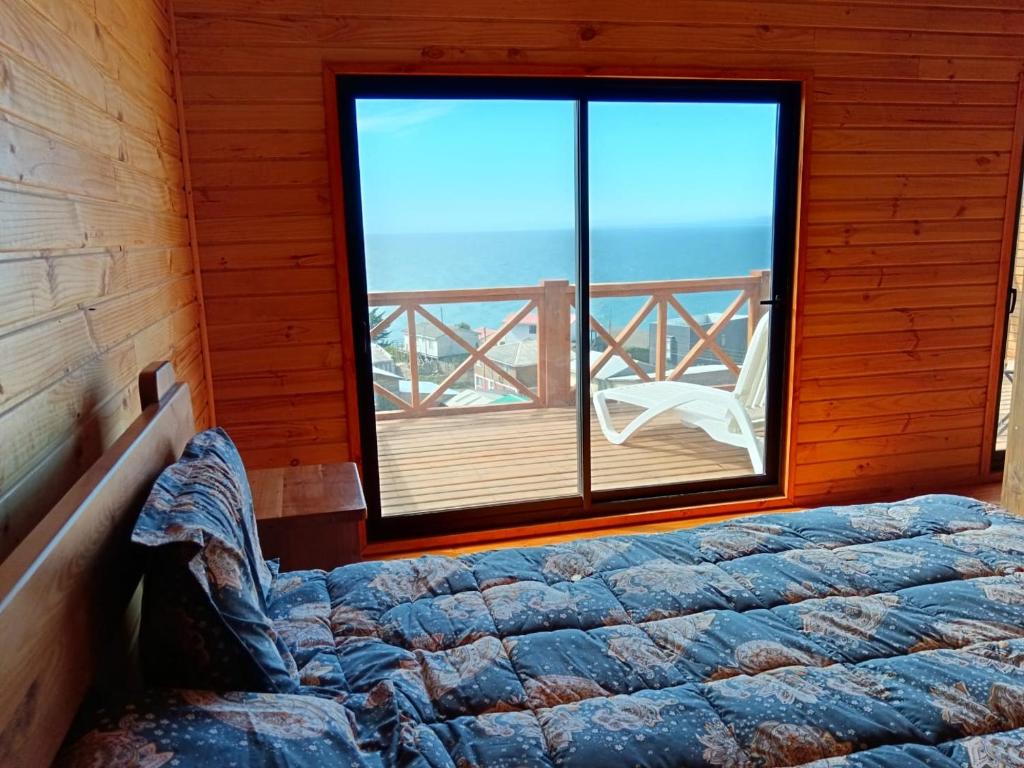 En eller flere senge i et værelse på Cabañas Cochamar