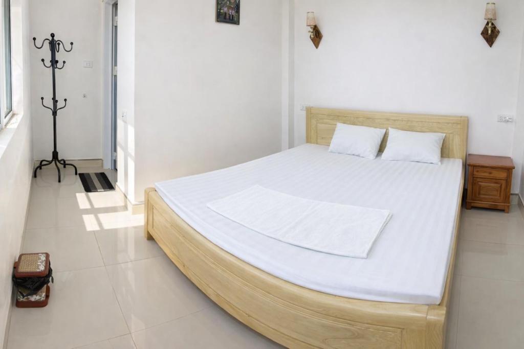En eller flere senge i et værelse på Hotel and Restaurant Thành Oanh Yên Bái