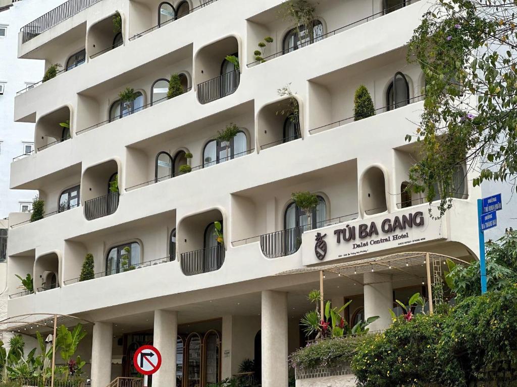 un edificio bianco con un cartello per un hotel di Túi Ba Gang Central Hotel a Da Lat