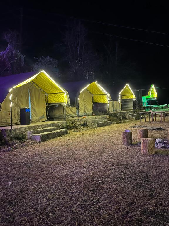 una fila di tende gialle in un campo di notte di Royal Mount a Kasol