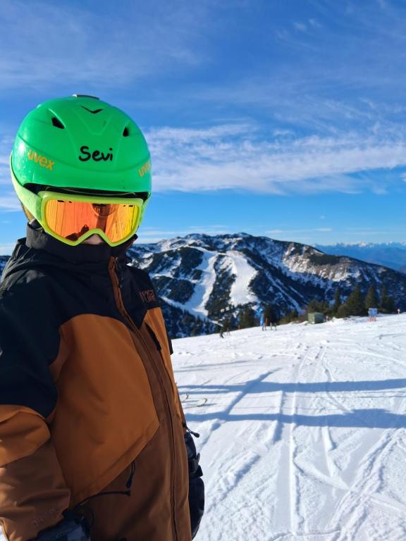 een persoon met een groene helm en skibril op een skipiste bij Apartmenthaus AMELIE in Lunz am See