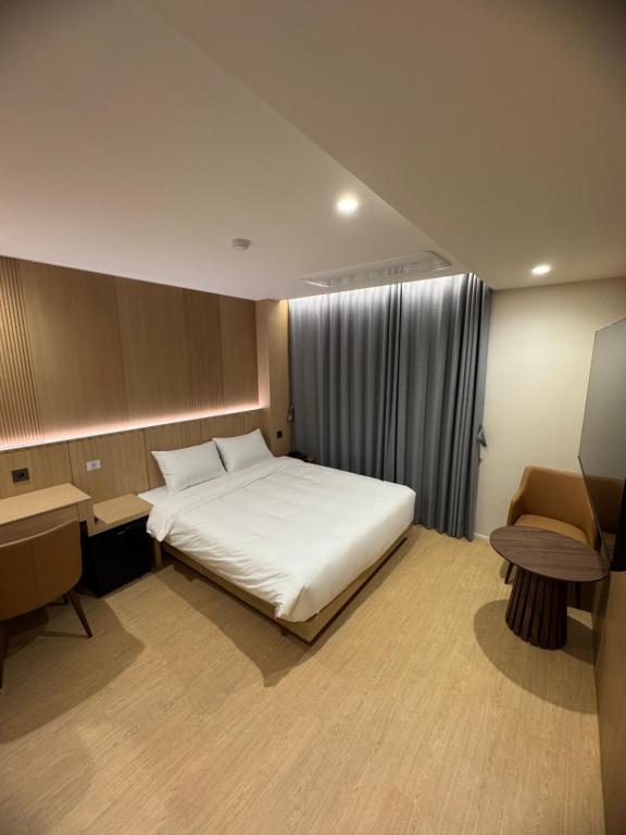 Un pat sau paturi într-o cameră la Golden Hotel 골든 호텔