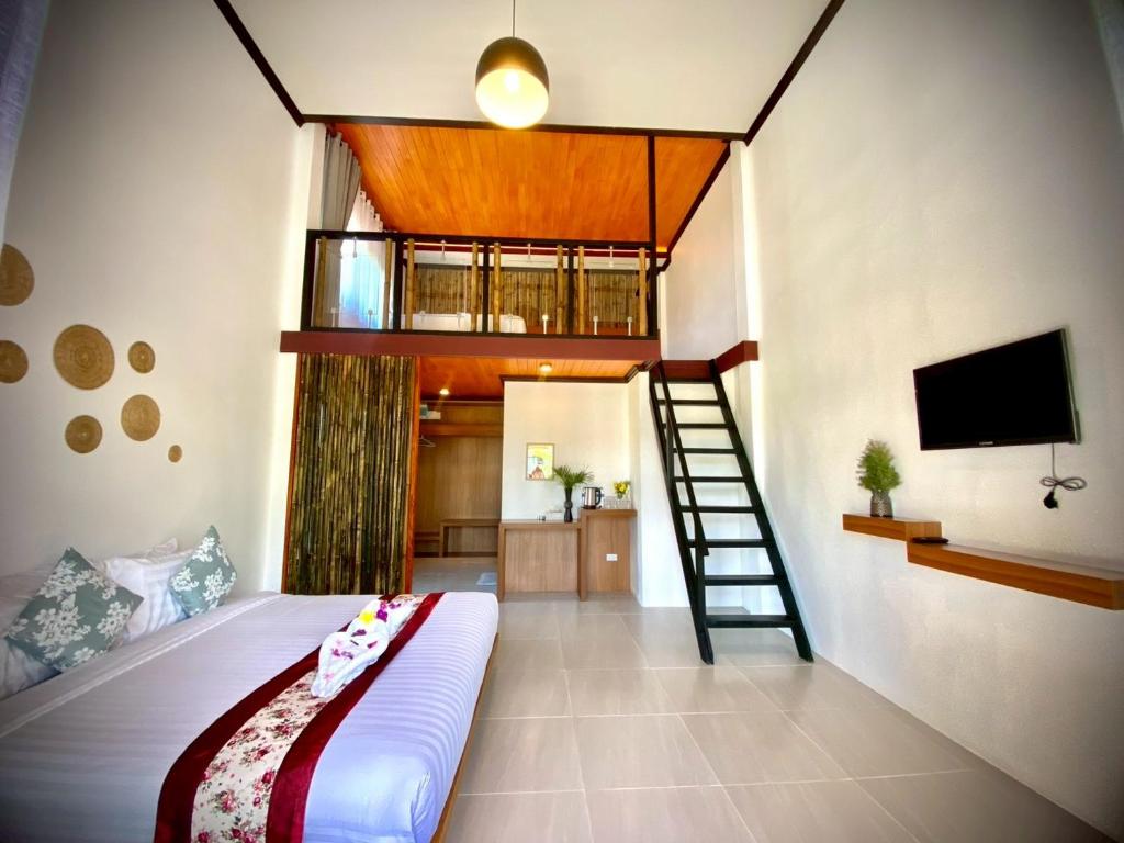 ein Schlafzimmer mit einem Etagenbett und einer Leiter in der Unterkunft AMORA Lanta in Ko Lanta Yai