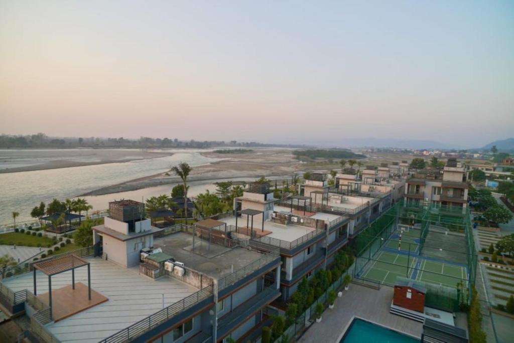 een luchtzicht op een resort met een tennisbaan bij Evaara By The Ganges in Haridwār