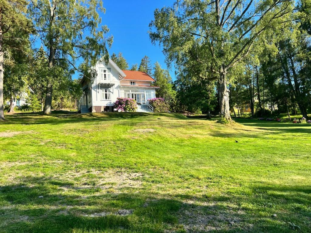 En have udenfor Charming Swiss-Style Cabin On Hankø