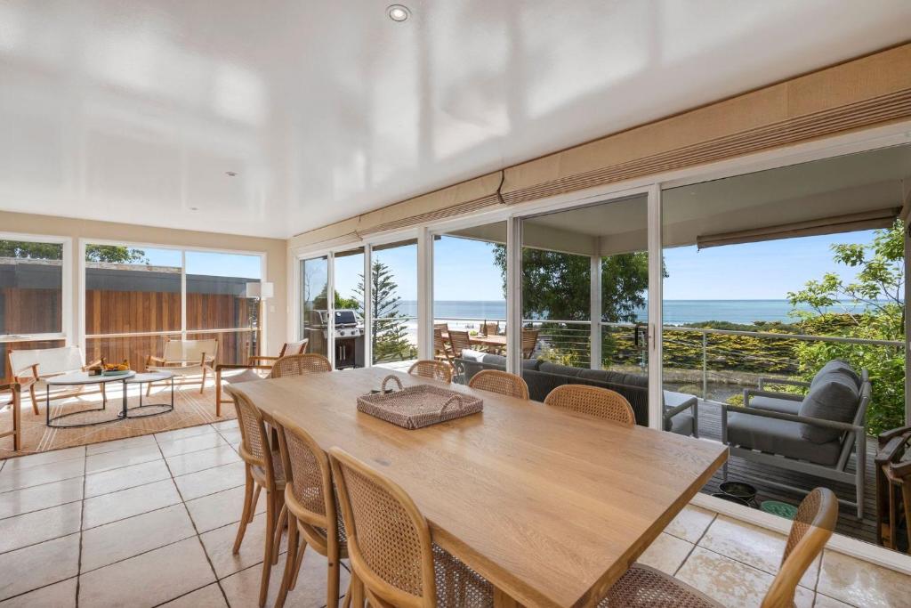 een eetkamer met een tafel en stoelen bij Louttit Bay Lookout in Lorne