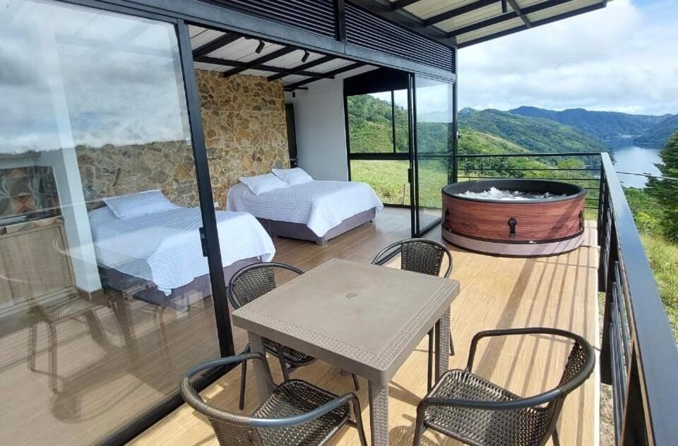 Camera con letto e vasca sul balcone. di Cabaña Refugio Amani a Norcasia