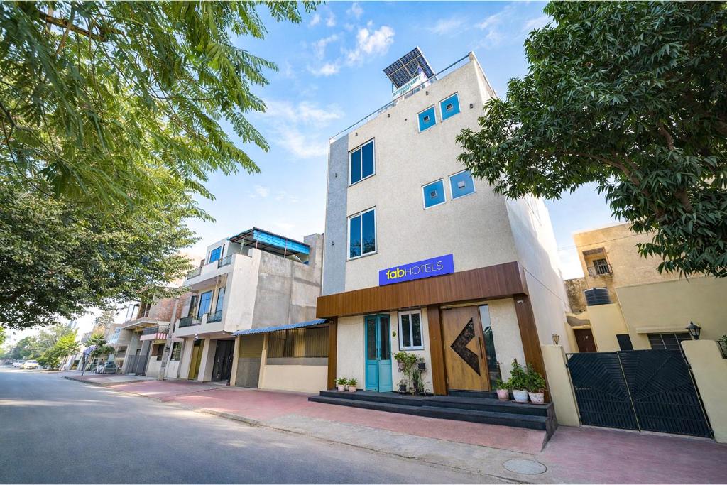 un edificio sul lato di una strada di FabHotel Blooming Beds Pearl a Jaipur