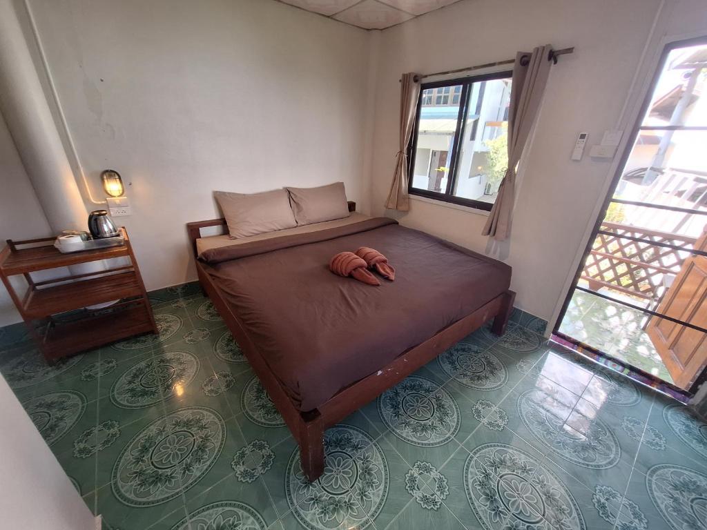 Giường trong phòng chung tại Sleep in Town