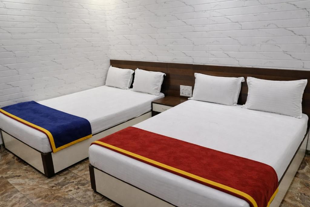 En eller flere senge i et værelse på TAIBA HOTEL - Mirza Ghalib Street