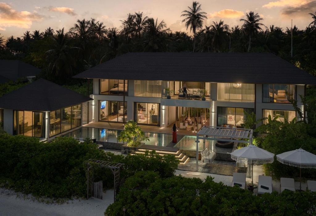 Bazén v ubytování Madifushi Private Island- Free return seaplane transfr for min 5 nights nebo v jeho okolí