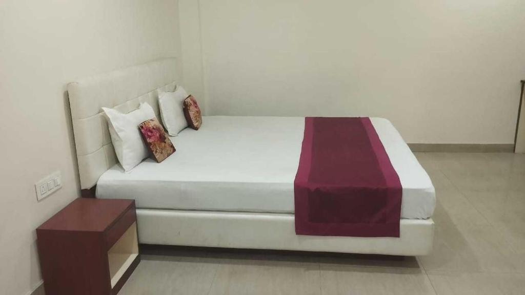 Ένα ή περισσότερα κρεβάτια σε δωμάτιο στο POP 84163F Hotel Bidhan's Inn