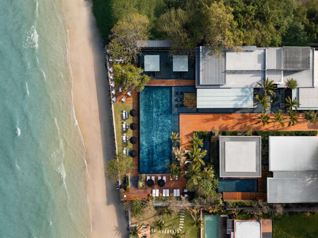een luchtfoto van het strand en de oceaan bij V Villas Hua Hin - MGallery Collection in Hua Hin