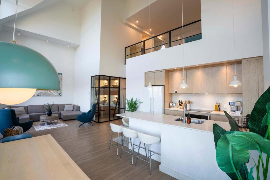 Χώρος καθιστικού στο 411 - Luxury Condo - Incredible View & Pool