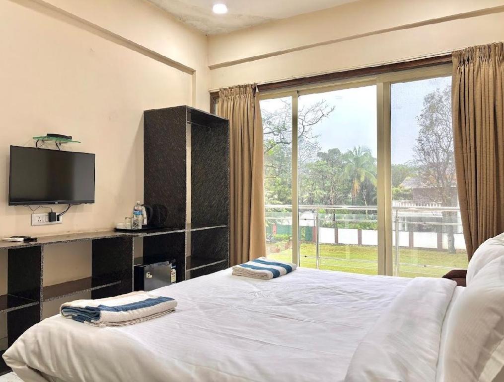 En eller flere senge i et værelse på Misty Blue Resort and Villas