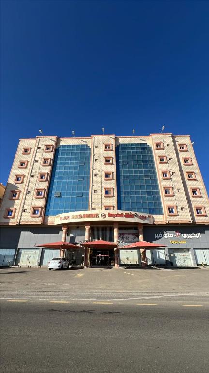 a large building with a lot of windows at شموخ العلياء للشقق المخدومة in Al Jith