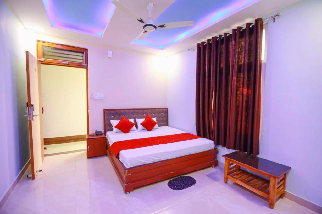 una camera da letto con un letto con cuscini rossi di Hotel Asha Residency -Free Wifi Facilities- Fully Air conditioning Premium Room - Best Hotel in Lucknow a Lucknow